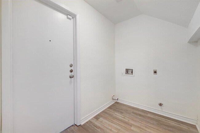 Building Photo - 200 Woodmont Dr