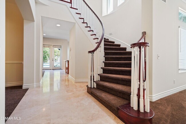 Building Photo - 6077 Mandeville Pl