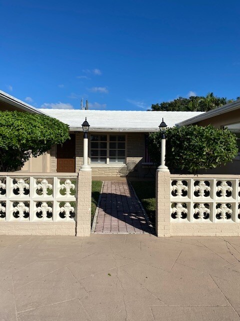 Building Photo - 1765 NE 45th St