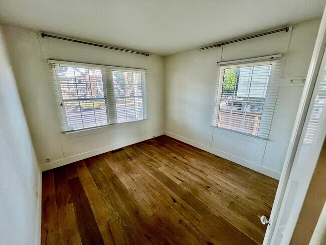 Building Photo - 1072F-A/B-PGPM-T/L-CS