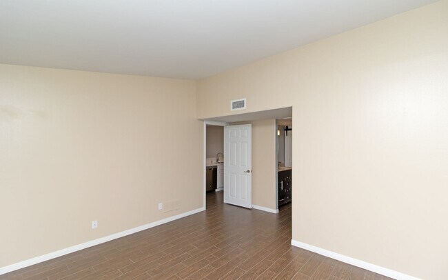 Building Photo - Welcome to this charming 1-bedroom, 1-bathroom home located in the desirable Carlsbad, CA