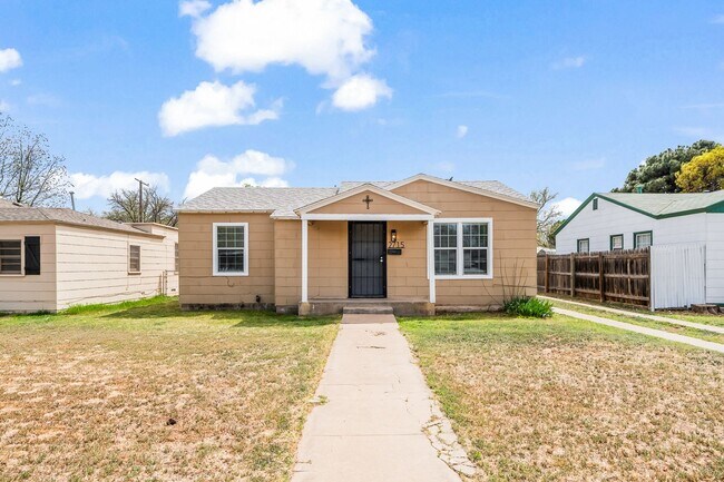 Primary Photo - Wonderful 2/1 in Central Lubbock!