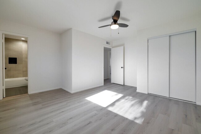 Building Photo - Large Trilevel home backing 60 with pool and close to ASU