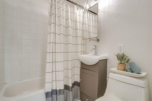 Building Photo - 4413 Wellesley Ave