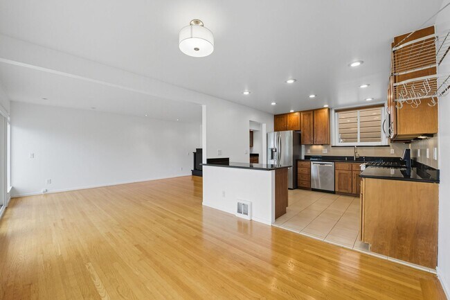 Building Photo - 805 Foerster St
