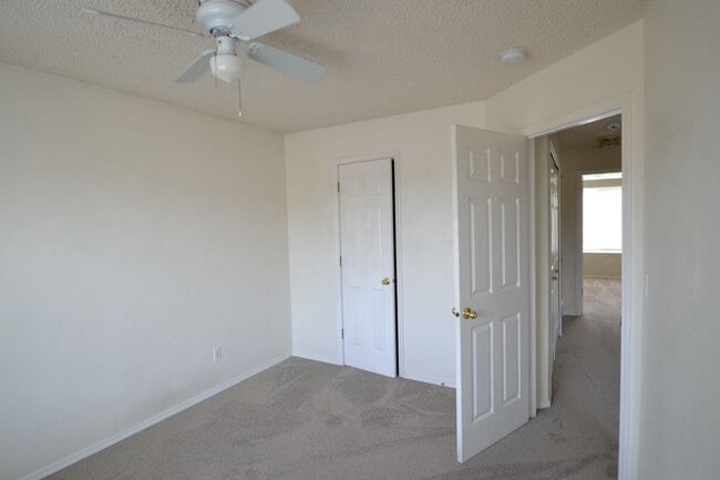 Building Photo - 815 Riverview Ln