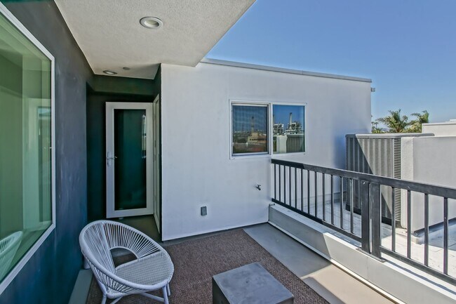 Building Photo - Custom, Modern & Spacious Tri-Level Home w...