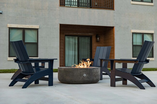 Building Photo - 2023 N Broadmoor Ave