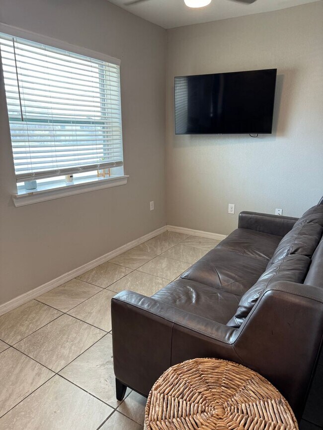 Building Photo - 2 bedroom 1 bath close to downtown Melbourne, FIT and the beaches.