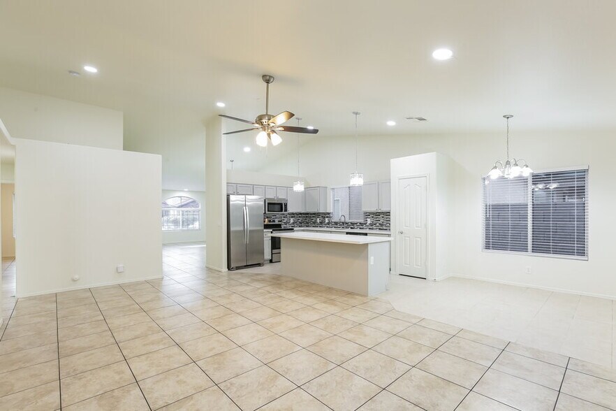 Building Photo - 2904 W Sunland Ave