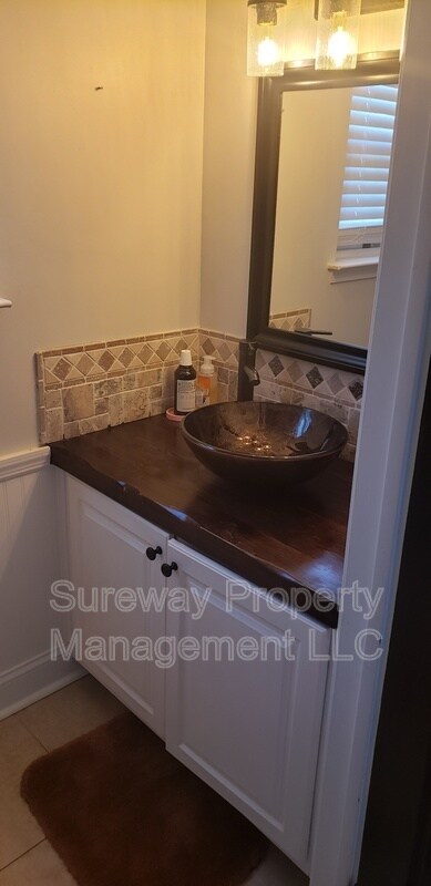 Building Photo - 1505 Saxony Dr