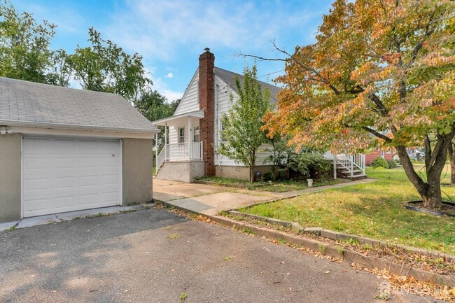 Building Photo - 372 Seneca Ave