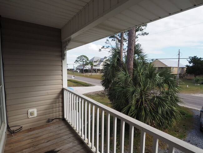 Building Photo - Gorgeous water views just blocks from the ...