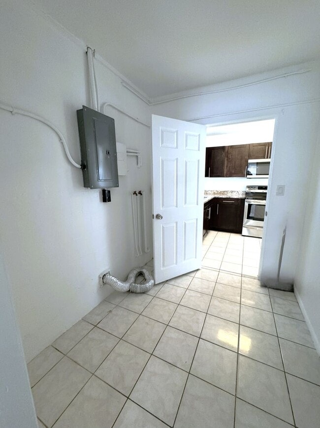 Building Photo - For Rent Beautiful 4-Bedroom Home with Bon...