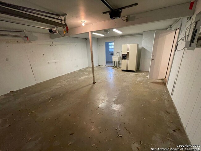 Building Photo - Unique 5BR/3B home in desirable Enchanted Forest on 1/4 acre