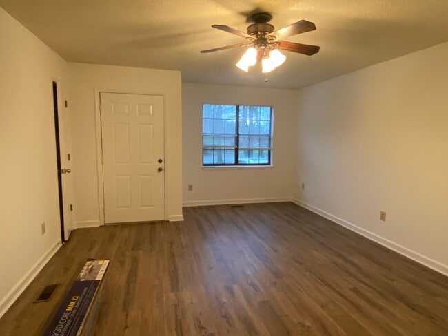 Building Photo - 2 Bedroom 1 Bath duplex, new flooring, new...