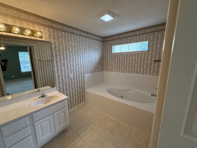 Building Photo - 2804 Mulberry Ln