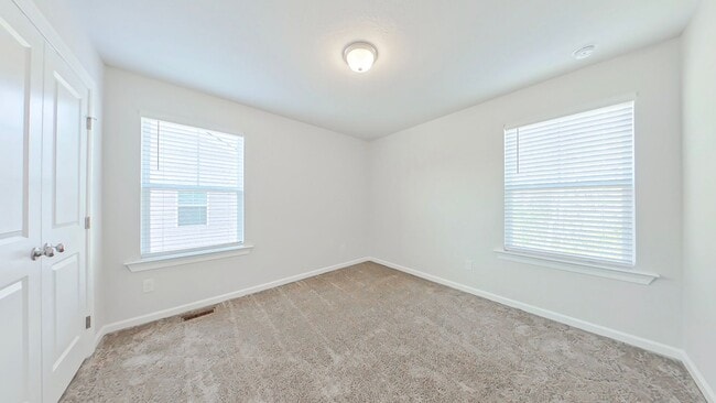 Building Photo - Like New Townhome