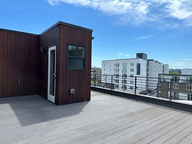 Building Photo - Gorgeous Greenlake Townhouse with Parking