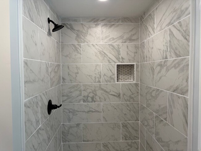 Building Photo - 1613 St Andrew St