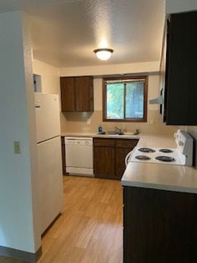 Building Photo - Spacious Two Bedroom, One Bathroom