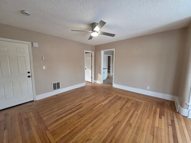 Building Photo - 184 King St