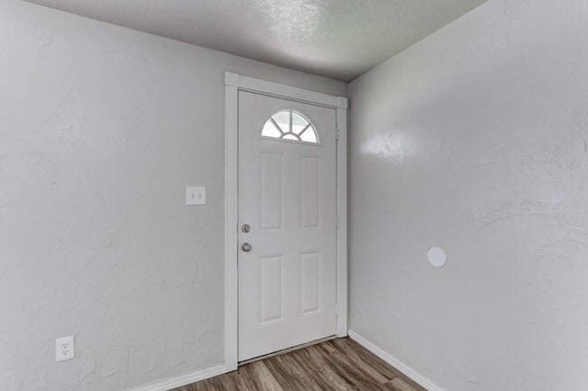 Building Photo - Newly Renovated  4 bedroom 1 bath