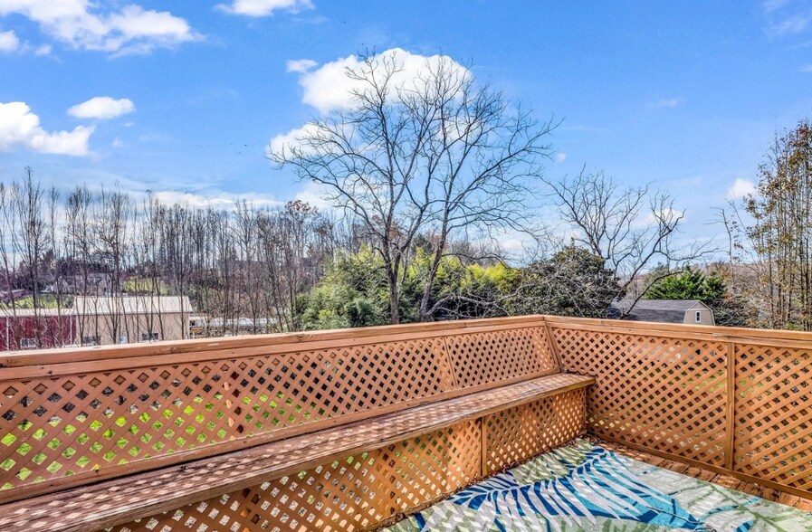 Building Photo - 530 Whispering Hills Dr