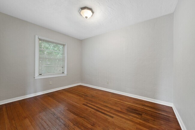 Building Photo - Updated 3/2 House with Bonus Room in Lake ...