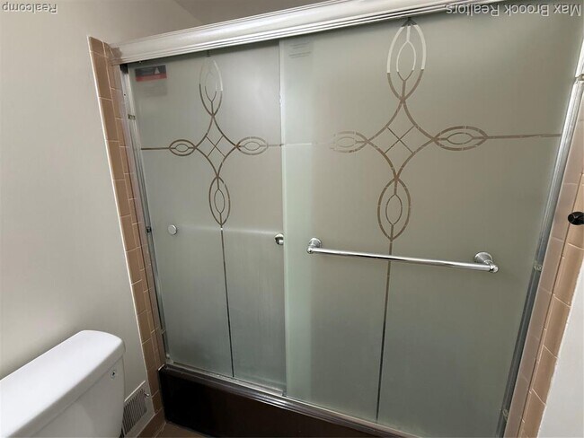 Building Photo - 6670 Maple Lakes Dr