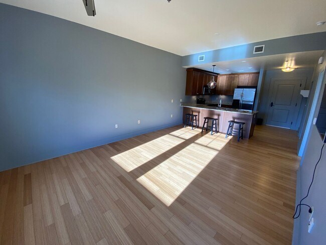 Building Photo - Downtown - Modern Condo minutes from the c...