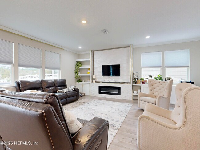 Building Photo - 210 Thistleton Wy