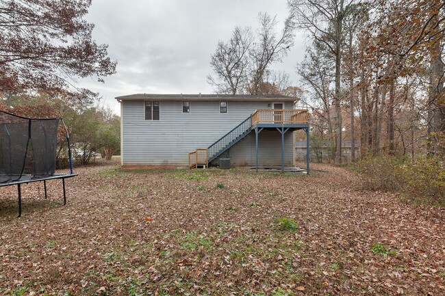 Building Photo - Spacious 4/2 w/ Large Fenced Backyard in Q...