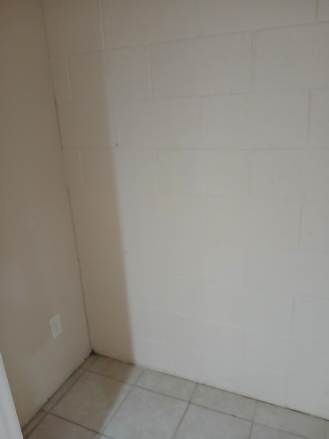 Building Photo - 711-C S Poplar St