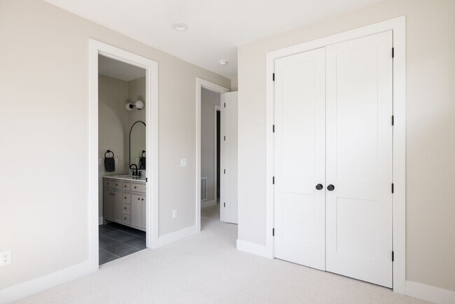 Building Photo - Modern 4BD, 3BA Home with 2-Car Garage and...