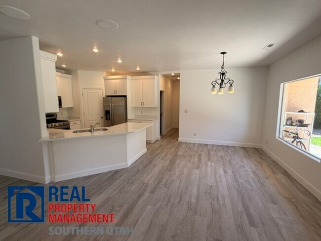 Building Photo - Legacy Townhome