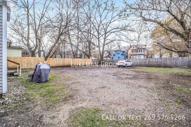 Building Photo - 414-416 Oak St-414