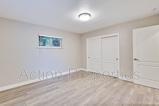 Building Photo - 681 S 13th St