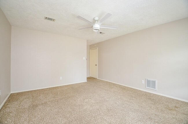 Building Photo - 16015 Southampton Dr