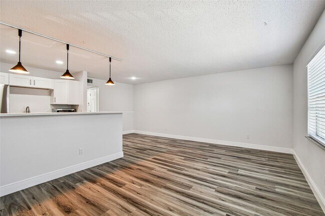 Building Photo - 9125 Tudor Dr