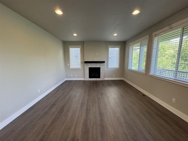 Building Photo - 6566 NE Rainsong Ln