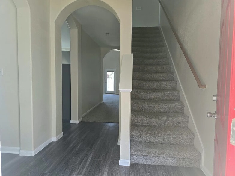 Building Photo - Room in Single Family Home on White Water Way