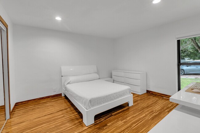 Building Photo - 13400 N Calusa Club Dr