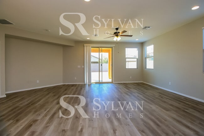 Building Photo - Spacious 4 bedroom home available now!