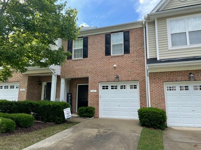 Building Photo - Beautiful 2 bed 2.5 bath brick townhome in Apex
