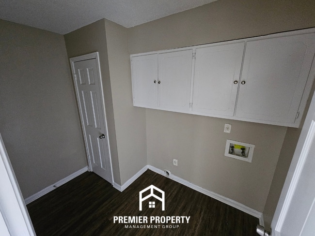 Building Photo - Huge 3BR/2BA Near Kirby | 1,774 Sq Ft, Hardwood Floors, Fireplace & Bay Window