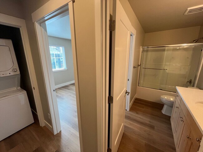 Building Photo - New Construction Townhome in NW Bend