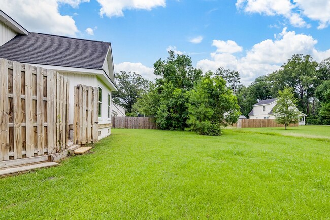 Building Photo - Custom Cottage-Style Home in the Heart of ...