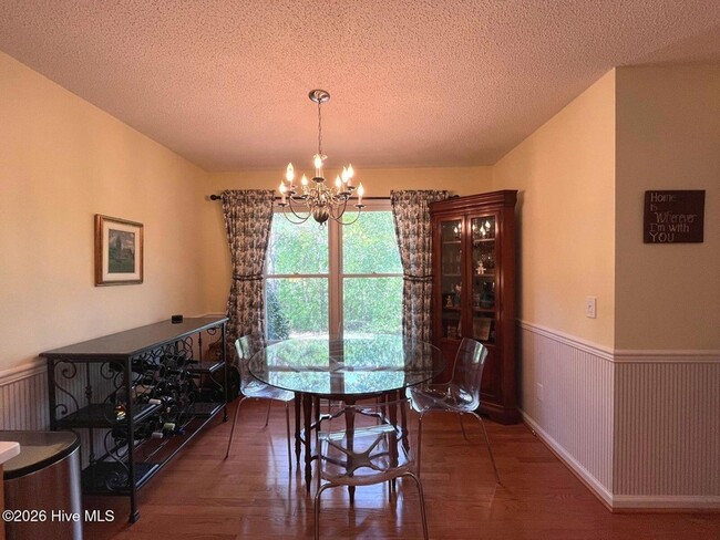 Building Photo - 100 Bridle Path Cir