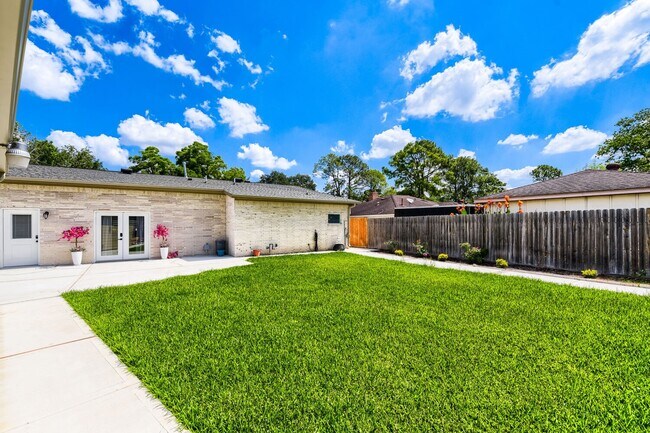 Building Photo - 8815 Sharpview Dr